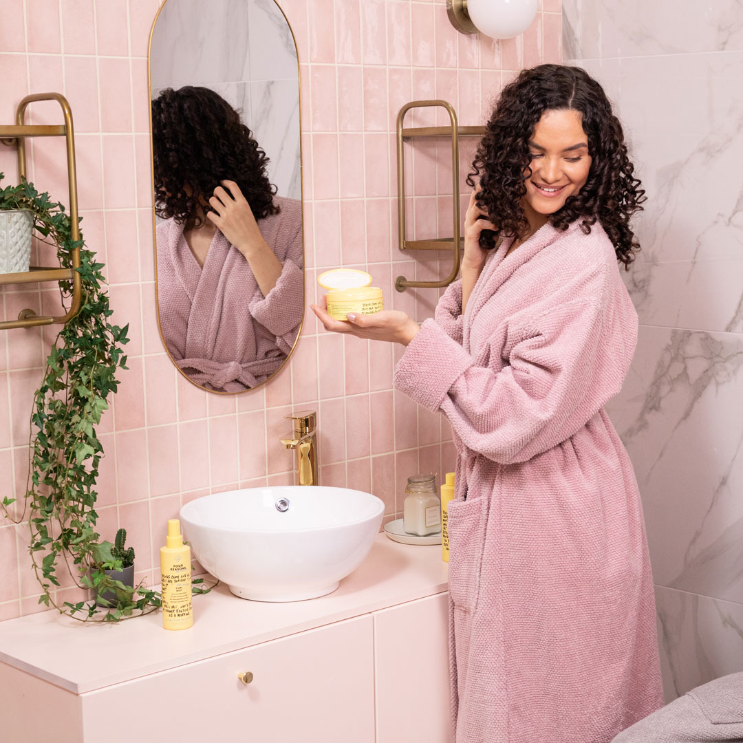 CURLS, CURLS, CURLS! Neljä vinkkiä Curly Girleille kiharoiden korostamiseen